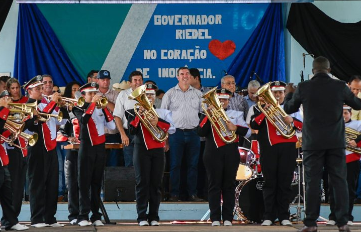 Em festa cívica de Inocência, Governo entrega escola reformada, pavimentação e recursos para a construção do aeródromo