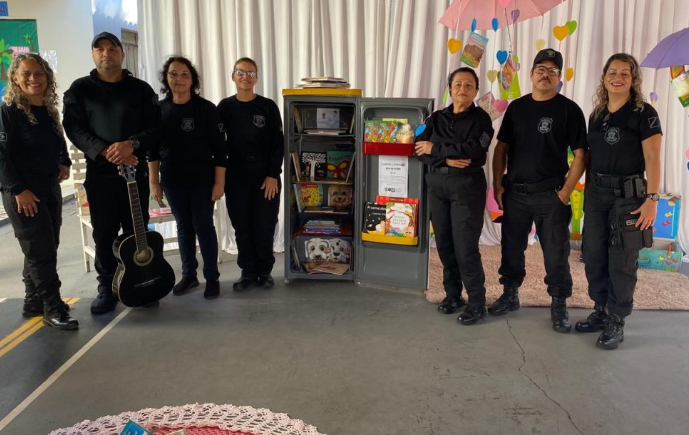 Projeto Geladeira Literária leva literatura a escolas infantis, além de ser desenvolvido em presídio.