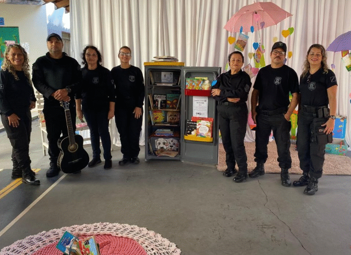 Projeto Geladeira Literária leva literatura a escolas infantis, além de ser desenvolvido em presídio.