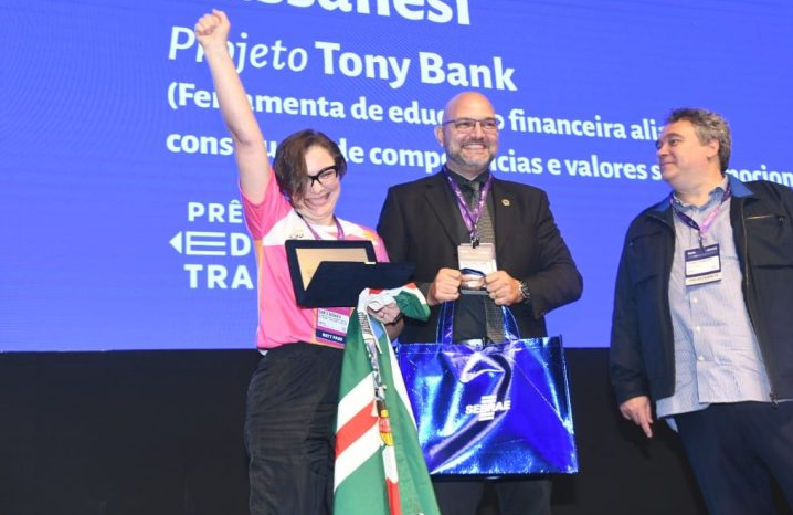 Professora da Rede Estadual de Ensino vence prêmio nacional de educação