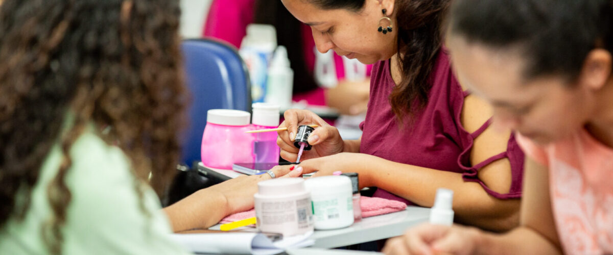 Prefeitura oferece curso gratuito com vagas para Design de Sobrancelha, Manicure e Pedicure, no Bairro Tiradentes
