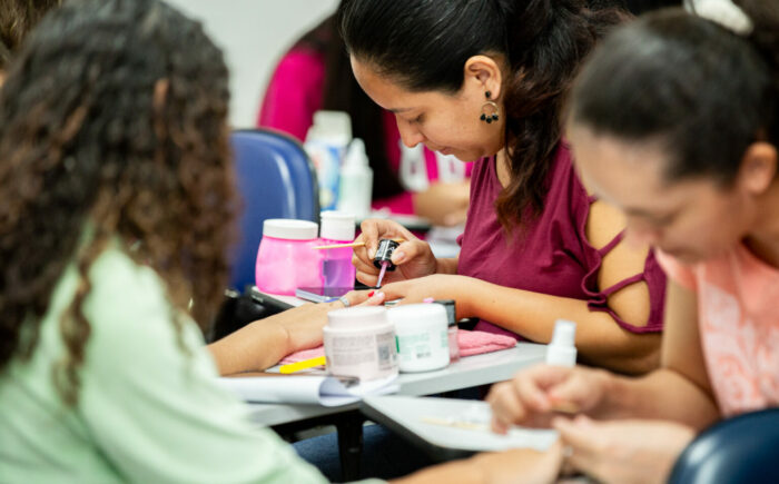 Prefeitura oferece curso gratuito com vagas para Design de Sobrancelha, Manicure e Pedicure, no Bairro Tiradentes