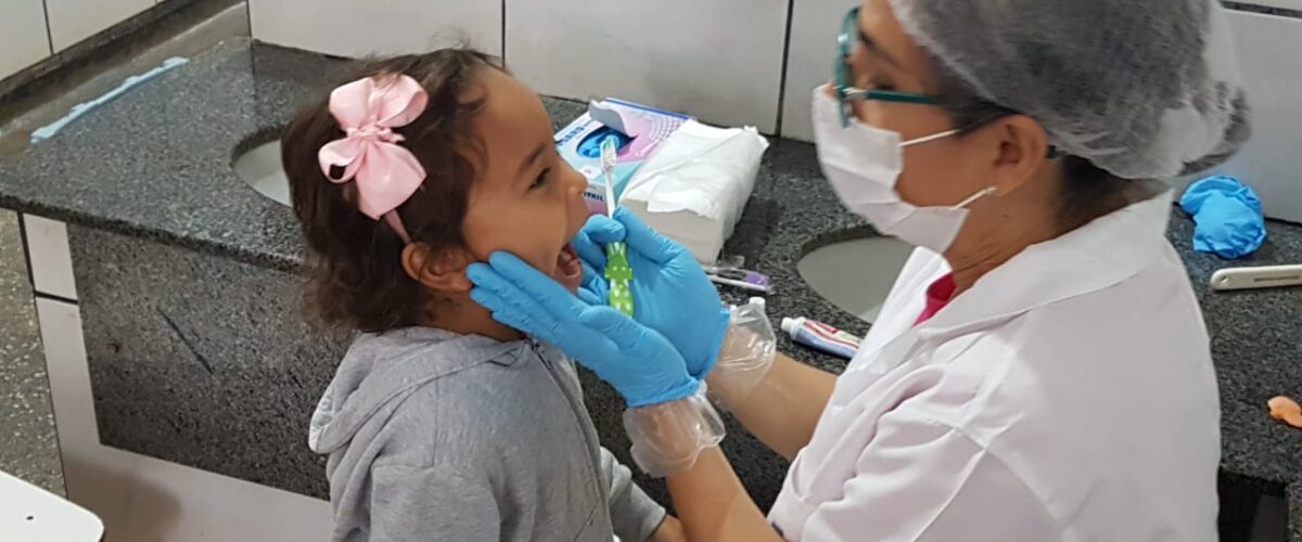 Sesau realiza atendimentos odontológicos a alunos de escolas públicas em Campo Grande
