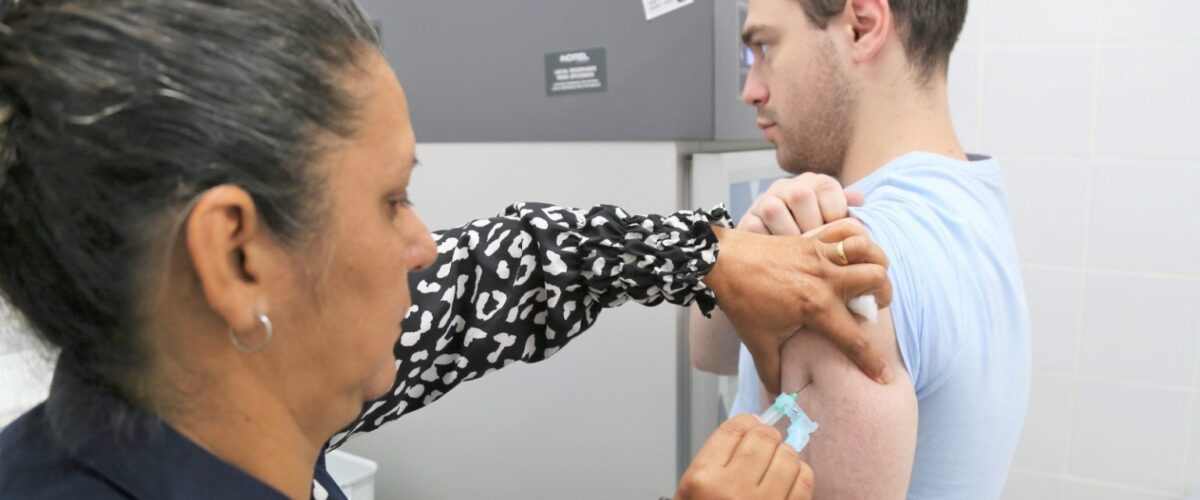 Prefeitura realiza plantão de vacinação neste fim de semana em unidades de saúde e shoppings