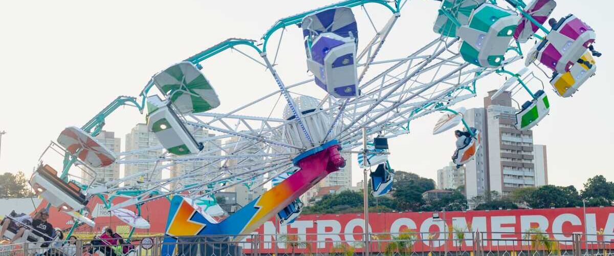 Fim de semana chega com Festa Cigana, Paulinho Gogó, Deixa Brincar e despedida do Ita Center Park