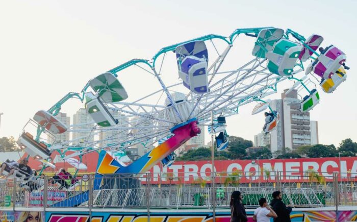 Fim de semana chega com Festa Cigana, Paulinho Gogó, Deixa Brincar e despedida do Ita Center Park