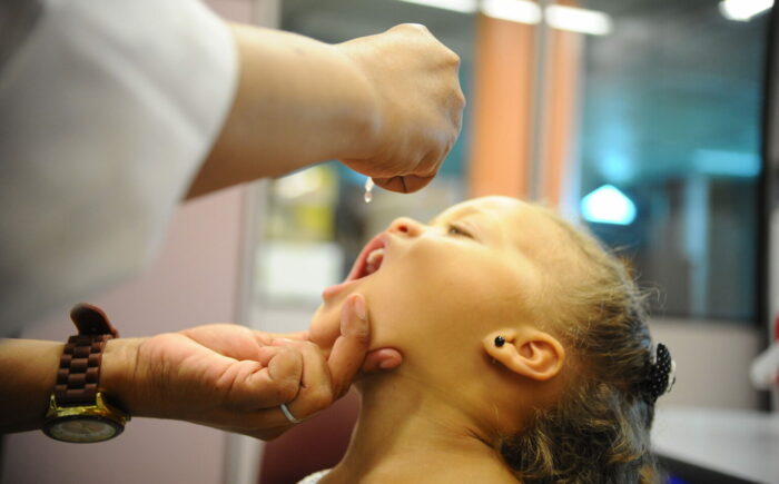 Poliomelite: vacina injetável ou de gotinha? Entenda a diferença