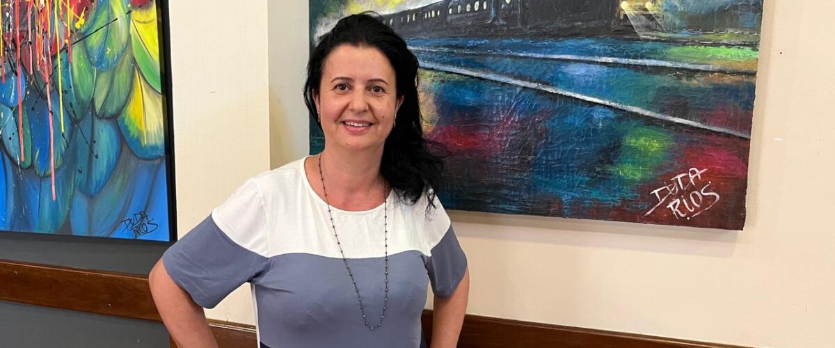 Em sua primeira exposição Duda Rios utiliza a pintura como forma de expressão, comunicando-se com o mundo