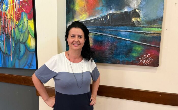 Em sua primeira exposição Duda Rios utiliza a pintura como forma de expressão, comunicando-se com o mundo