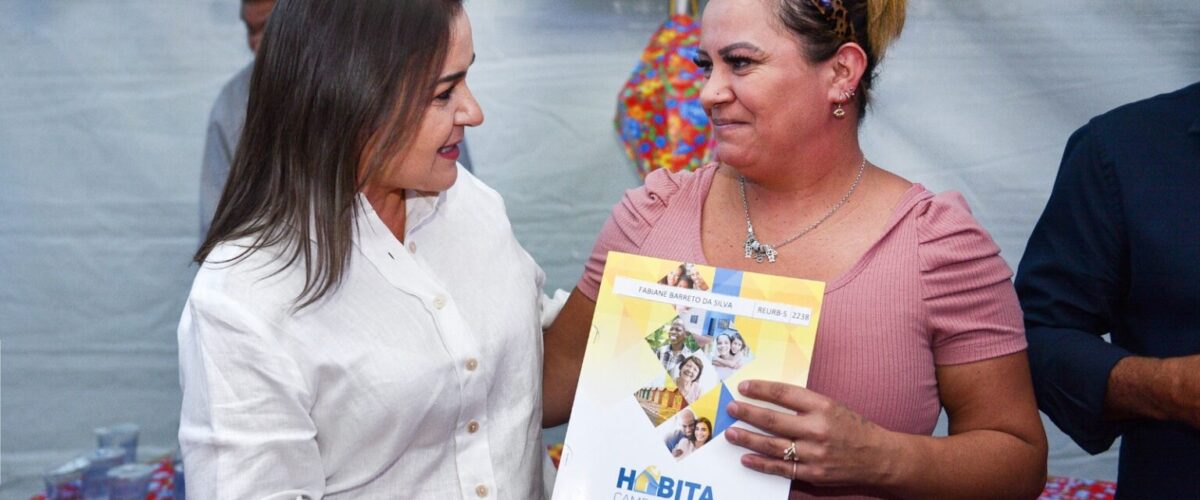 Prefeitura começa a entregar contratos das casas para famílias da comunidade Mandela