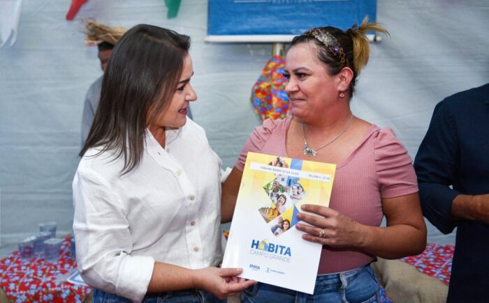 Prefeitura começa a entregar contratos das casas para famílias da comunidade Mandela