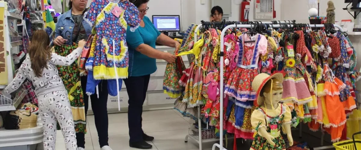 Pesquisa do Procon encontrou variação de 314% nos trajes de festas juninas