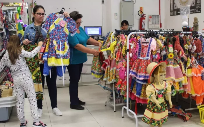 Pesquisa do Procon encontrou variação de 314% nos trajes de festas juninas