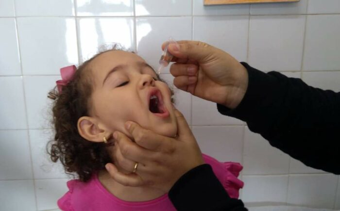 Mesmo com baixa procura, vacinação contra a pólio segue nas unidades de saúde da Capital