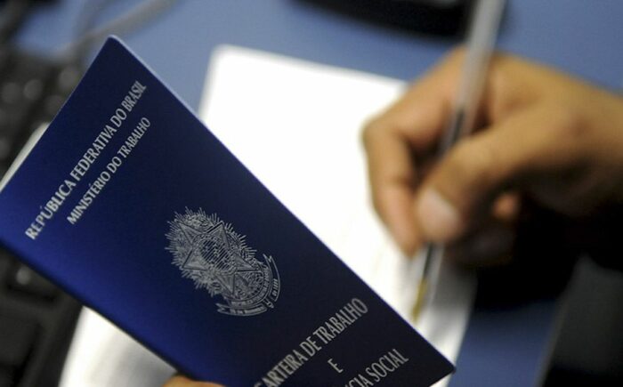 Número de pessoas que buscam emprego há mais de dois anos recua 17,3%