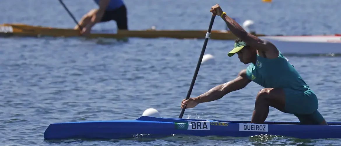 Isaquias Queiroz avança direto à semifinal da canoa individual