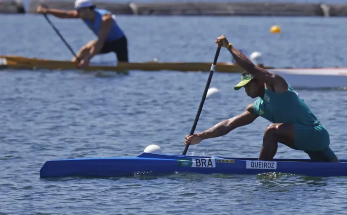 Isaquias Queiroz avança direto à semifinal da canoa individual