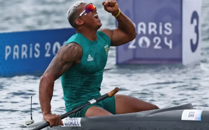 Isaquias Queiroz é prata na canoagem