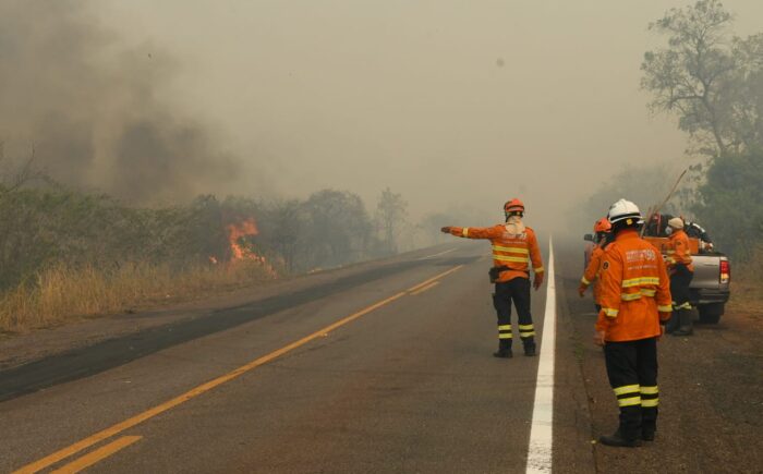 Combate ao fogo no Pantanal se intensifica e bombeiros recebem reforços