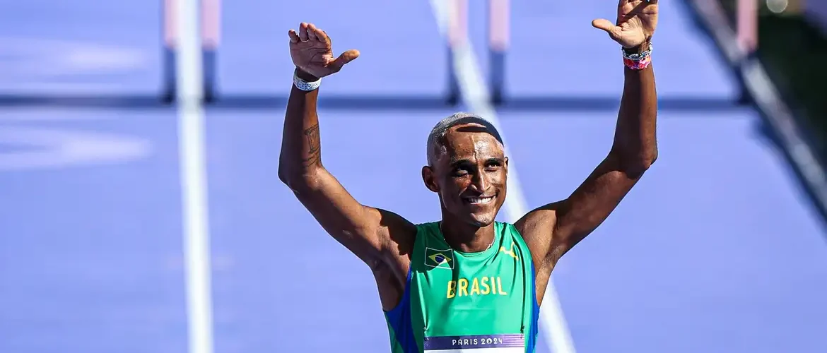 Alison dos Santos e Matheus Lima vão à semi dos 400m com barreiras