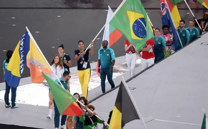 Paris entrega bastão para Los Angeles 2028 no encerramento dos Jogos