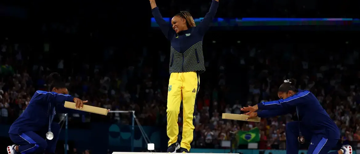 Rebeca é ouro no solo e vira maior medalhista olímpica do Brasil