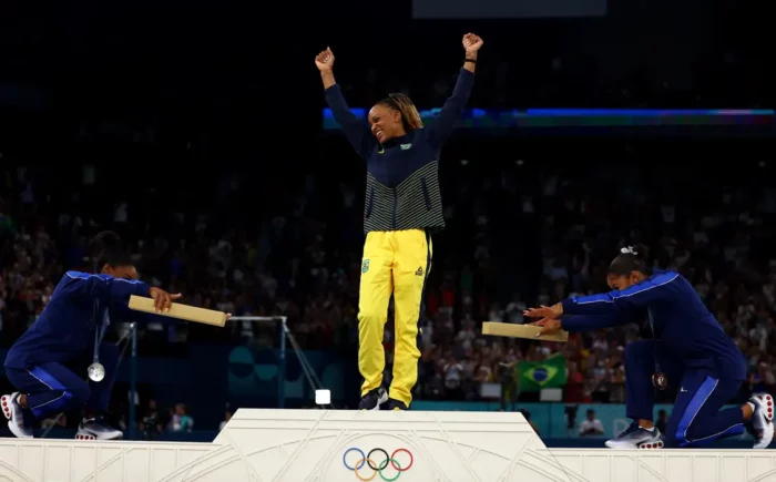 Rebeca é ouro no solo e vira maior medalhista olímpica do Brasil