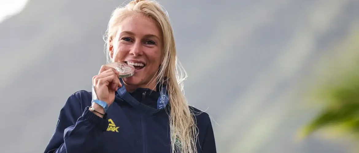 Jogos de Paris: Tati Weston-Webb fica com prata no surfe feminino