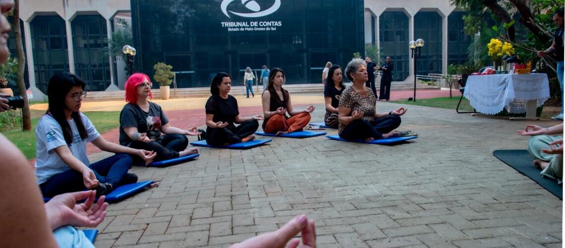 Com aula de ioga, TCE-MS reforça importância do cuidado com a saúde mental dos servidores