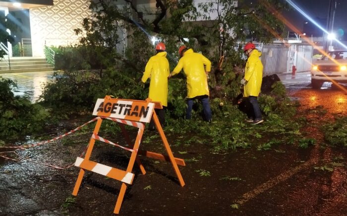 Prefeitura mobiliza equipes de serviço para recuperação de danos após forte tempestade na Capital