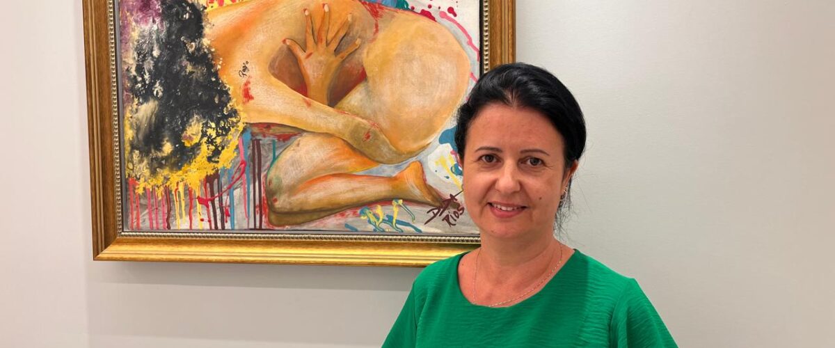 Psicóloga junta terapia com arte e transforma autoconhecimento em quadros