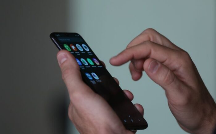 Saiba como redes de ensino que proíbem celulares aplicam as regras