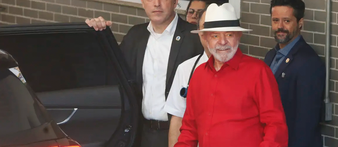 Lula passa por exames e é liberado para voltar a Brasília