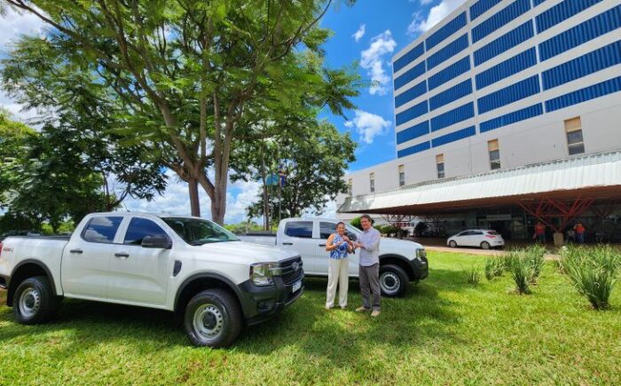 Para reforçar atendimento à população, SES entrega duas caminhonetes para o HRMS