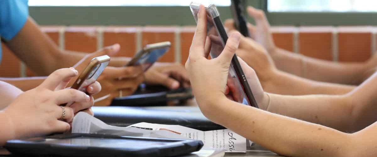 Governo de MS publica resolução que proíbe o uso de celulares em escolas estaduais