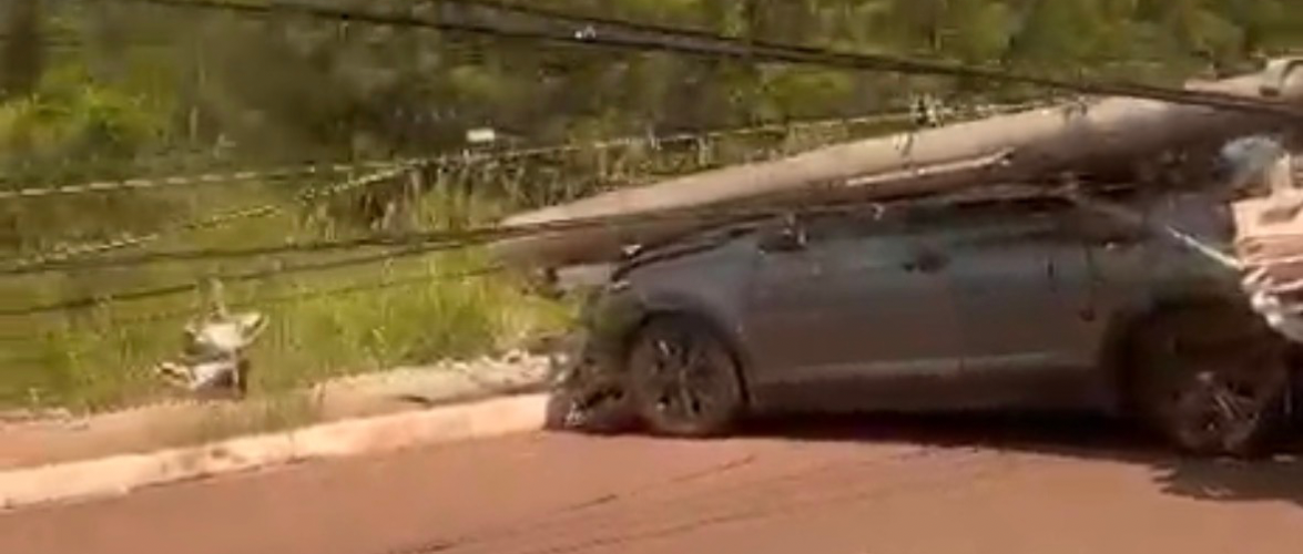 Carro derruba poste e deixa fiação sobre a pista na Avenida Senador Mendes Canale, em Campo Grande