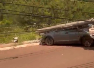 Carro derruba poste e deixa fiação sobre a pista na Avenida Senador Mendes Canale, em Campo Grande