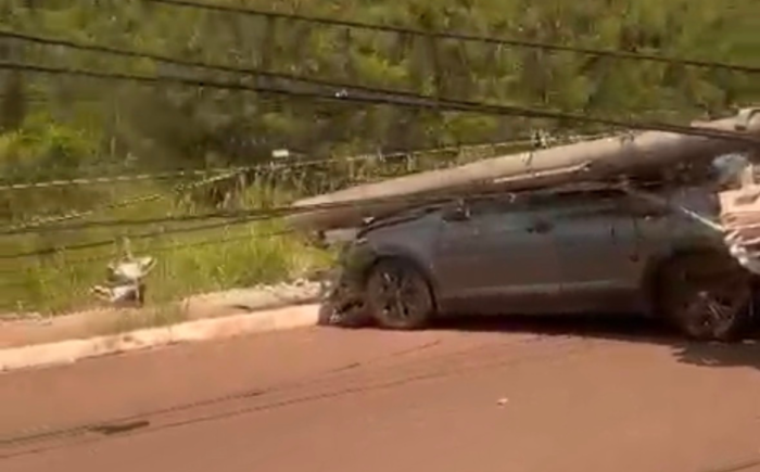 Carro derruba poste e deixa fiação sobre a pista na Avenida Senador Mendes Canale, em Campo Grande