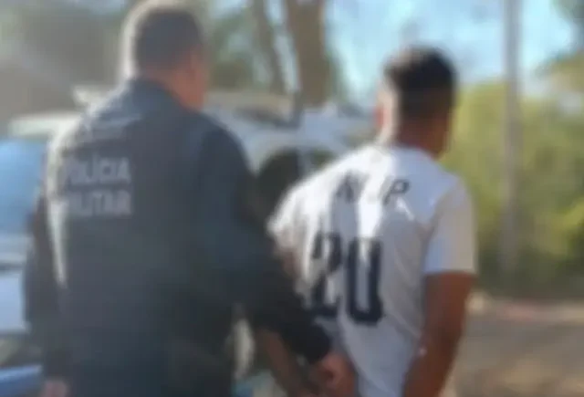 Homem é preso após matar mulher a facadas e fugir com filha autista para área de mata em Aquidauana