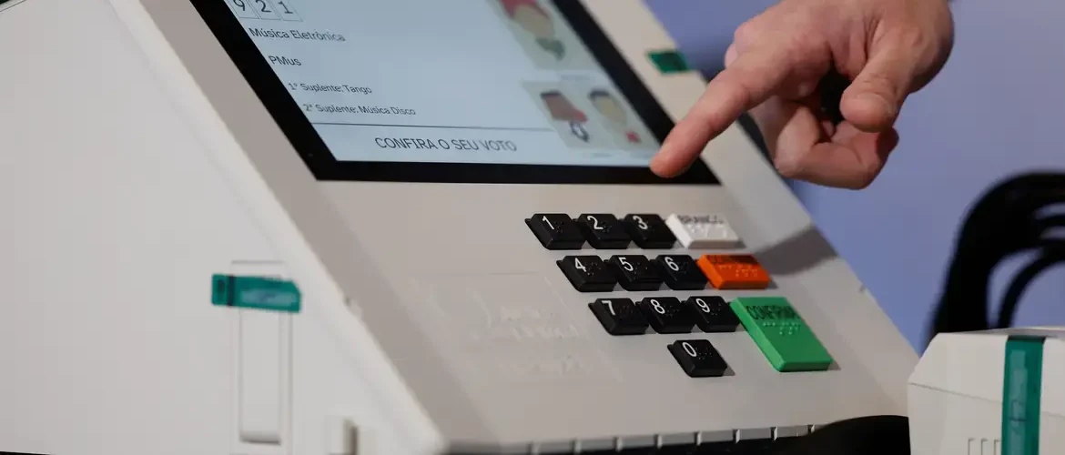 O prazo para o registro de candidaturas aos cargos em disputa nas eleições de outubro termina neste sábado (15).