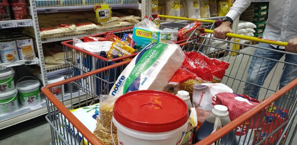 Compra do mês ainda vale a pena? Estratégia híbrida pode ajudar a economizar no supermercado