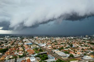 Tempestade com ventos fortes coloca Campo Grande em alerta para temporais