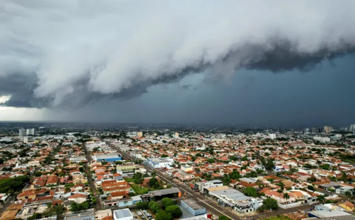 Tempestade com ventos fortes coloca Campo Grande em alerta para temporais