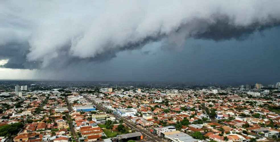 Tempestade com ventos fortes coloca Campo Grande em alerta para temporais